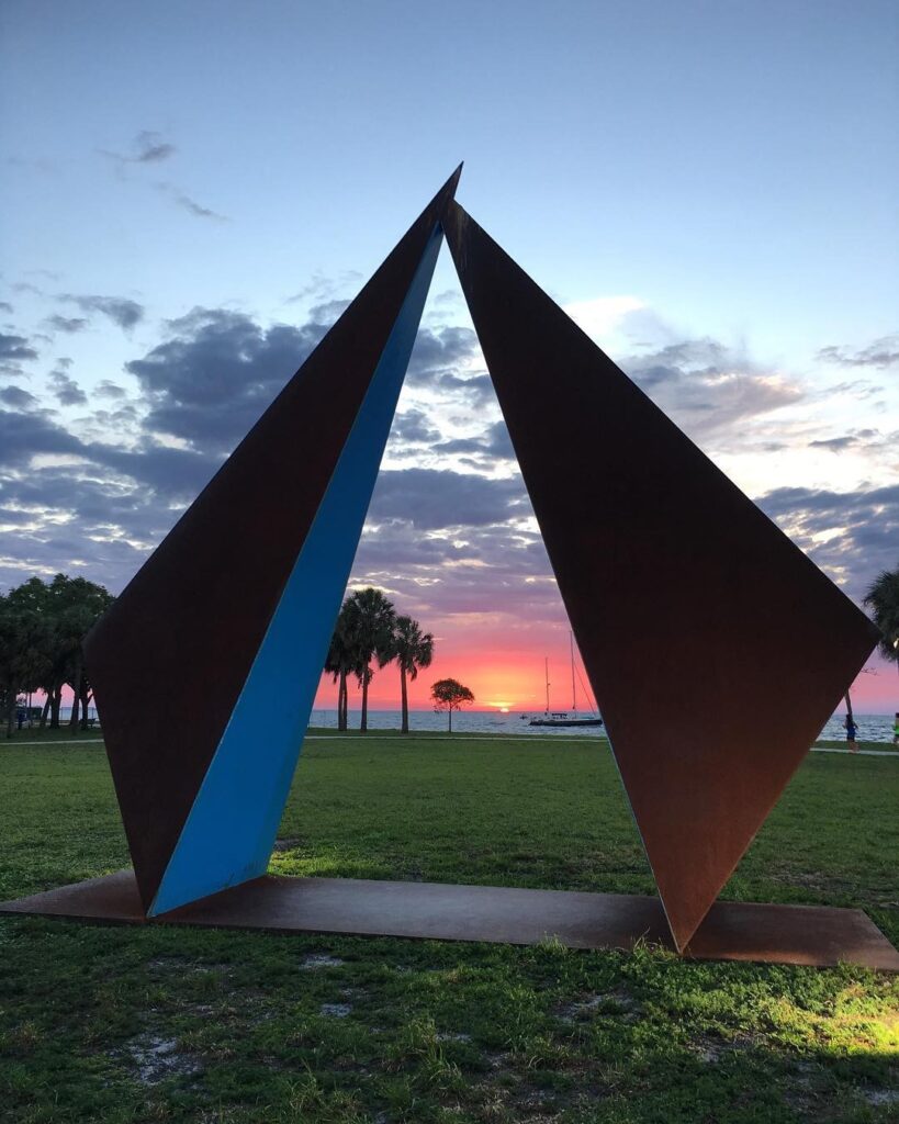 An image of a monument in Vinoy Park.